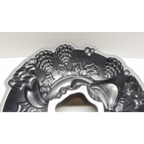 Nordic Ware Holiday Wreath Ribbon Bundt Cake Pan Heavy Cast Aluminum - Picture 10 of 11